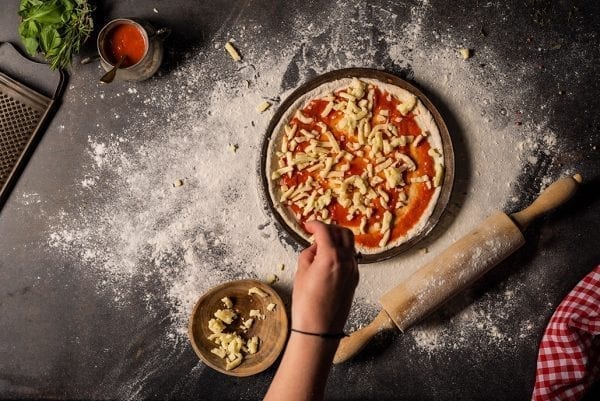Bestrooi de pizzabodem met de Mozzarella kaas - Fior di Latte