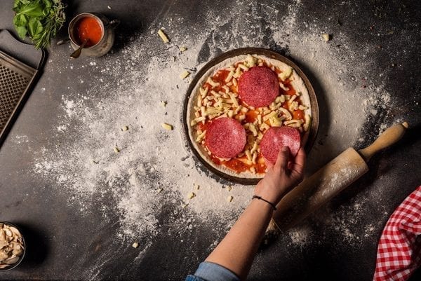 Beleg de Il Corso Doe-het-zelf Pizza met de gekozen ingrediënten